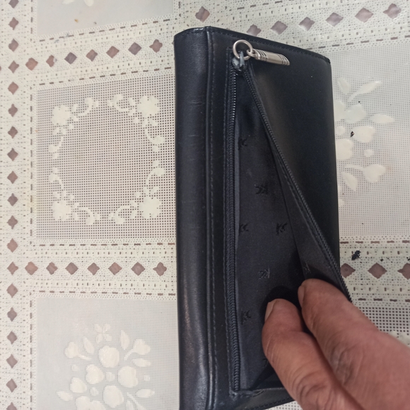 Kenneth Cole Black Leather Women's Hand Wallet with Silver Accent - Picture 5 of 14